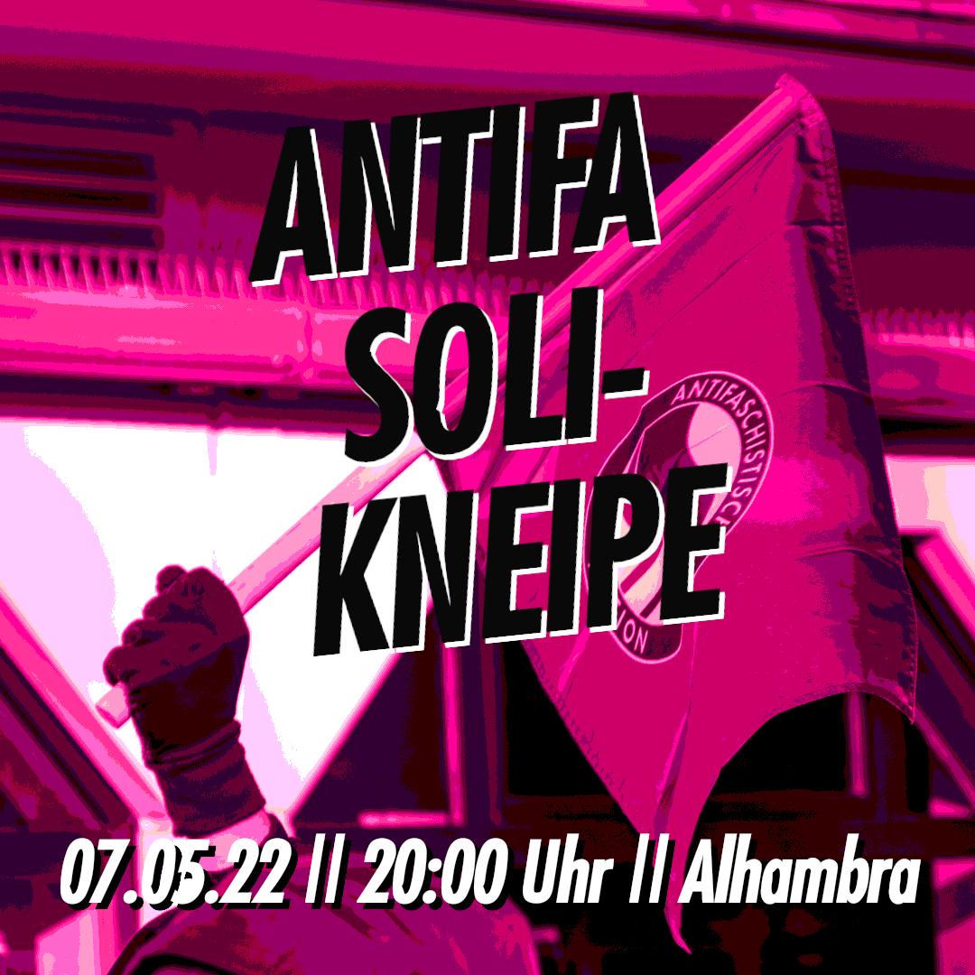 Abgebildet ist eine hochgehaltene Antifa Flagge. Das Bild ist ausschließlich in lilanen Farbtönen gehalten. Darüber steht schwarz die Schrift "Antifa Soli-Kneipe" und in weiß "07.05.22, 20:00 Uhr, Alhambra".